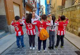 Una cuadrilla de niños anima al Athletic en la anterior final de la Copa.