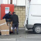 Agentes locales trasladan cajas con sustancias estupefacientes en un operativo anterior desarrollado en el mismo pabellón industrial.