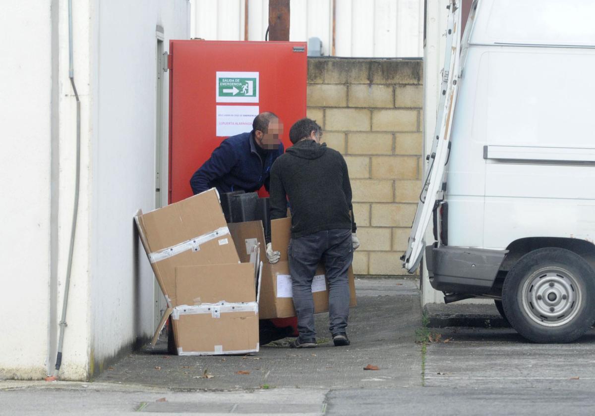 Agentes locales trasladan cajas con sustancias estupefacientes en un operativo anterior desarrollado en el mismo pabellón industrial.