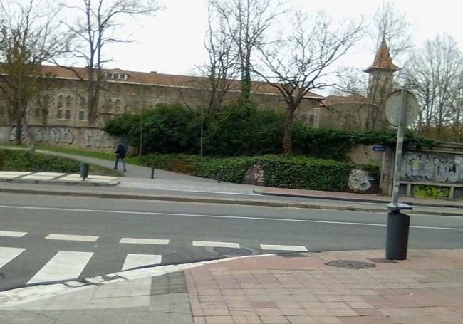 Cruce de la calle Pedro Asúa con el camino de Santa Teresa donde se ejecutará un paseo de cebra.