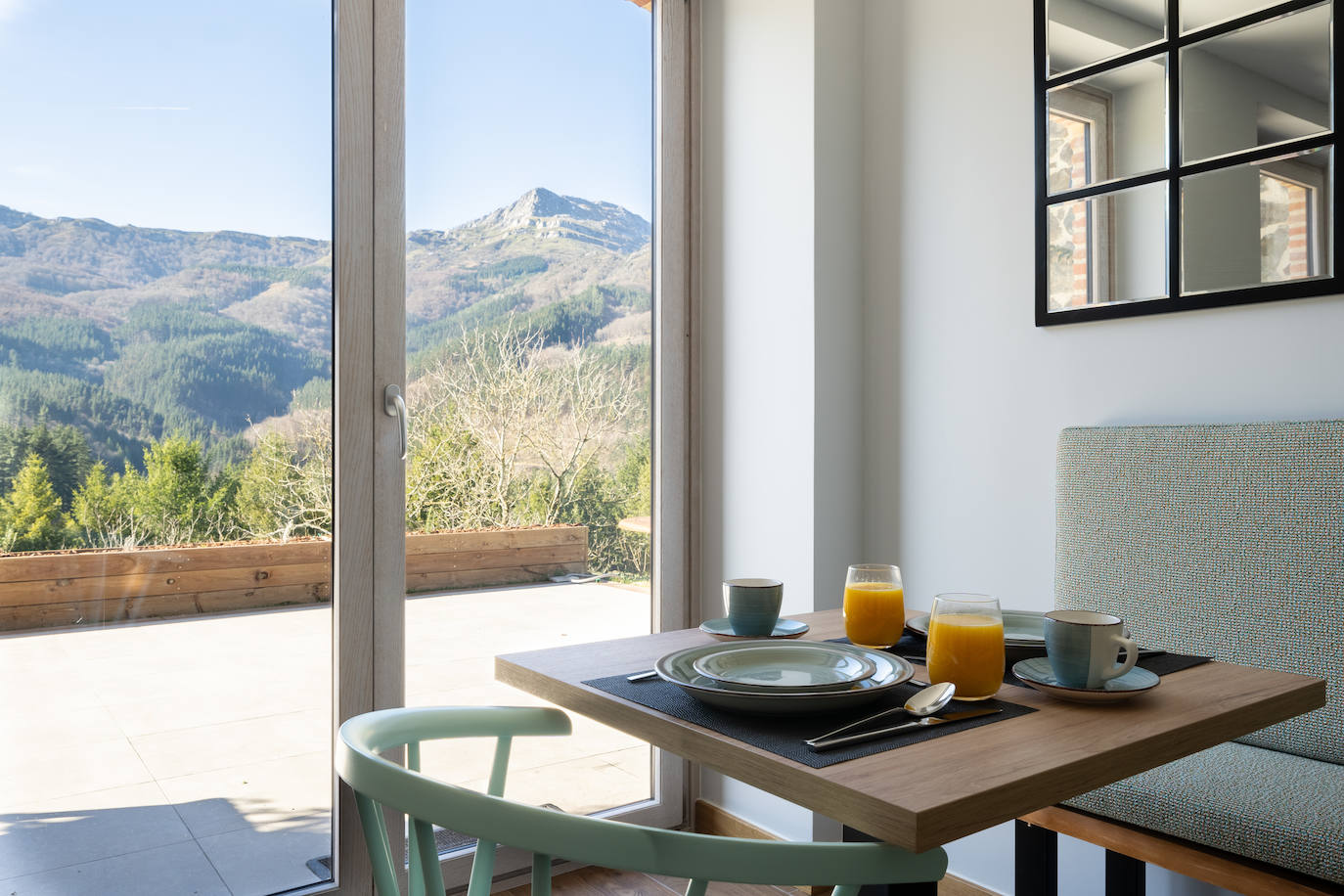 Una pareja convierte una vivienda de 300 años en una casa rural de cuento con vistas al Gorbea