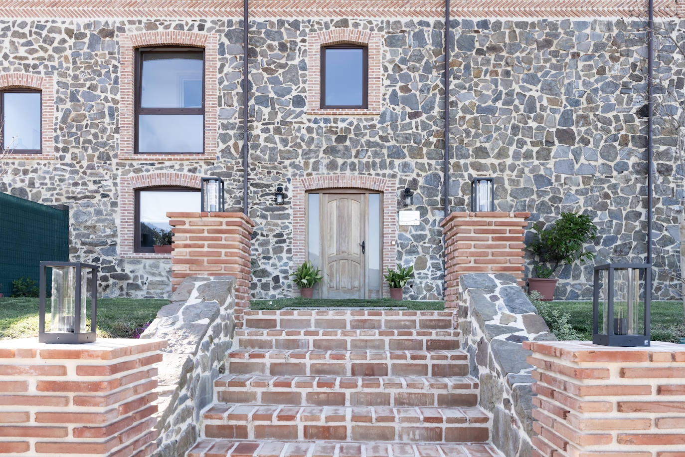 Una pareja convierte una vivienda de 300 años en una casa rural de cuento con vistas al Gorbea