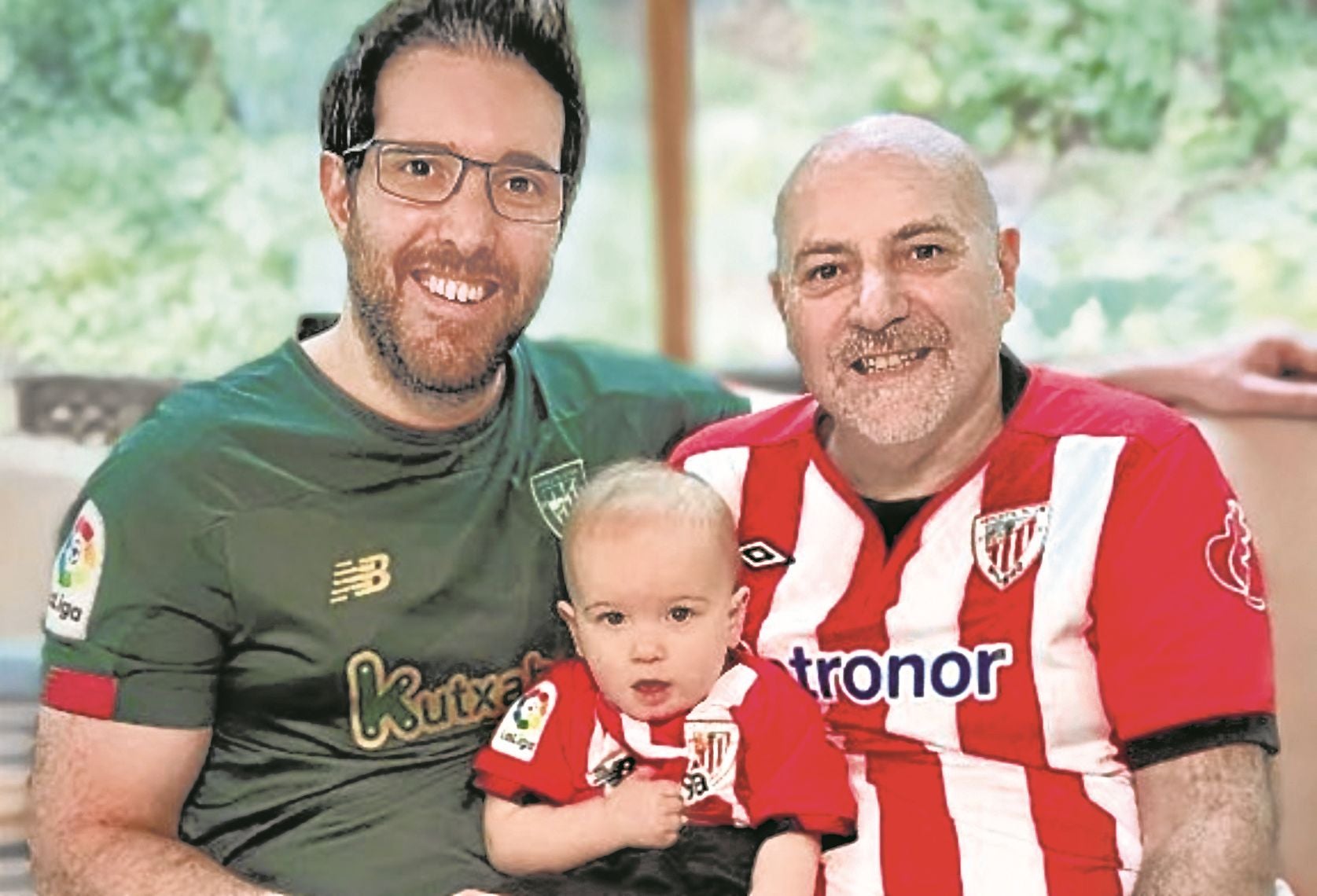 Alesander, su aita José Luis y su hijo Silas, vestidos del Athletic.