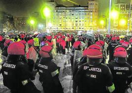 Los agentes se tuvieron que parapetar junto al estadio, e incluso hubo un momento que tuvieron que meterse dentro y cerrar las puertas.