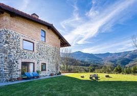 Una pareja convierte una vivienda de 300 años en una casa rural de cuento con vistas al Gorbea