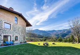 Una pareja convierte una vivienda de 300 años en una casa rural de cuento con vistas al Gorbea.