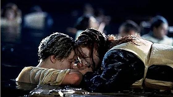 Vendida la tabla de la escena más famosa de 'Titanic' por 700.000 dólares