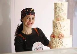 Esther, la artista de los 'cupcakes', abre una pastelería creativa en Santutxu.