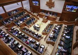 Vista general del salón de plenos del Parlamento vasco durante una sesión.