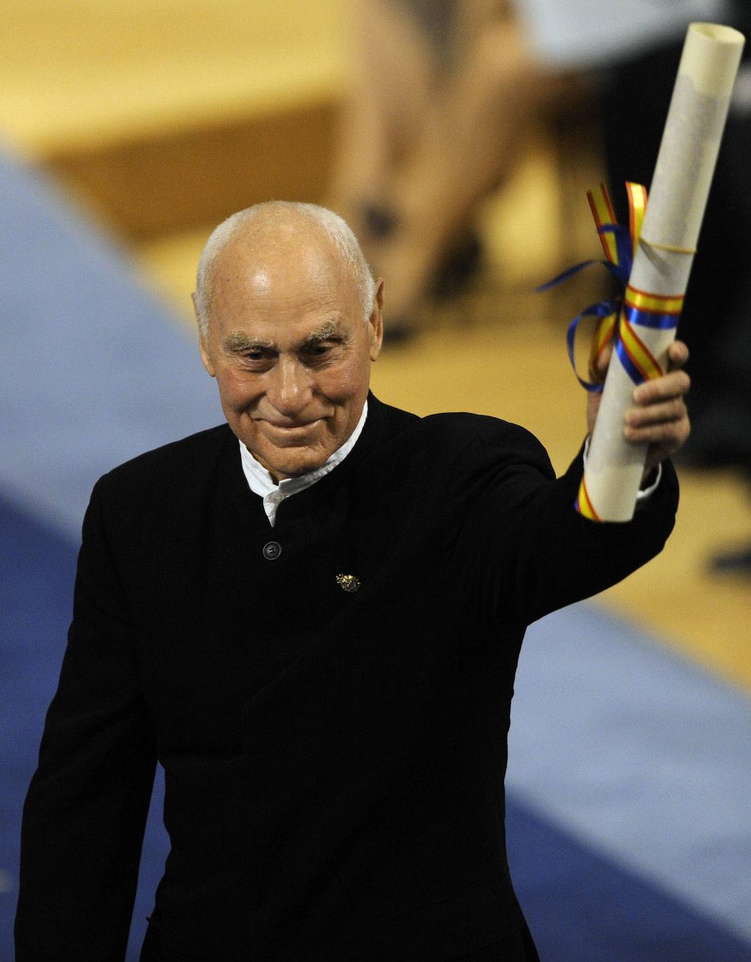 Richard Serra agradece los aplausos del público tras recibir el Premio Príncipe de Asturias de las Artes 2010.