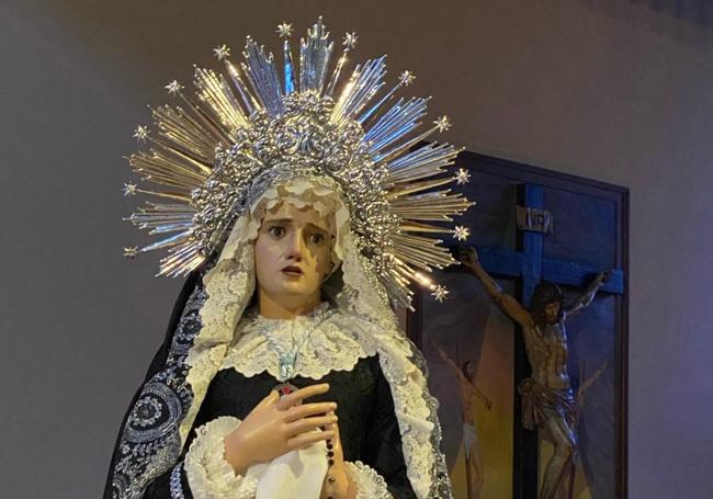 La Virgen de la Soledad estrena diadema y manto procesional.