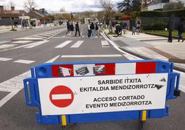 Uno de los accesos cortados en las inmediaciones del estadio de Mendizorroza.