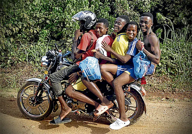Ghana sorprende por su colorido y la amabilidad de sus gentes. Arriba, cinco jóvenes a bordo de una moto.
