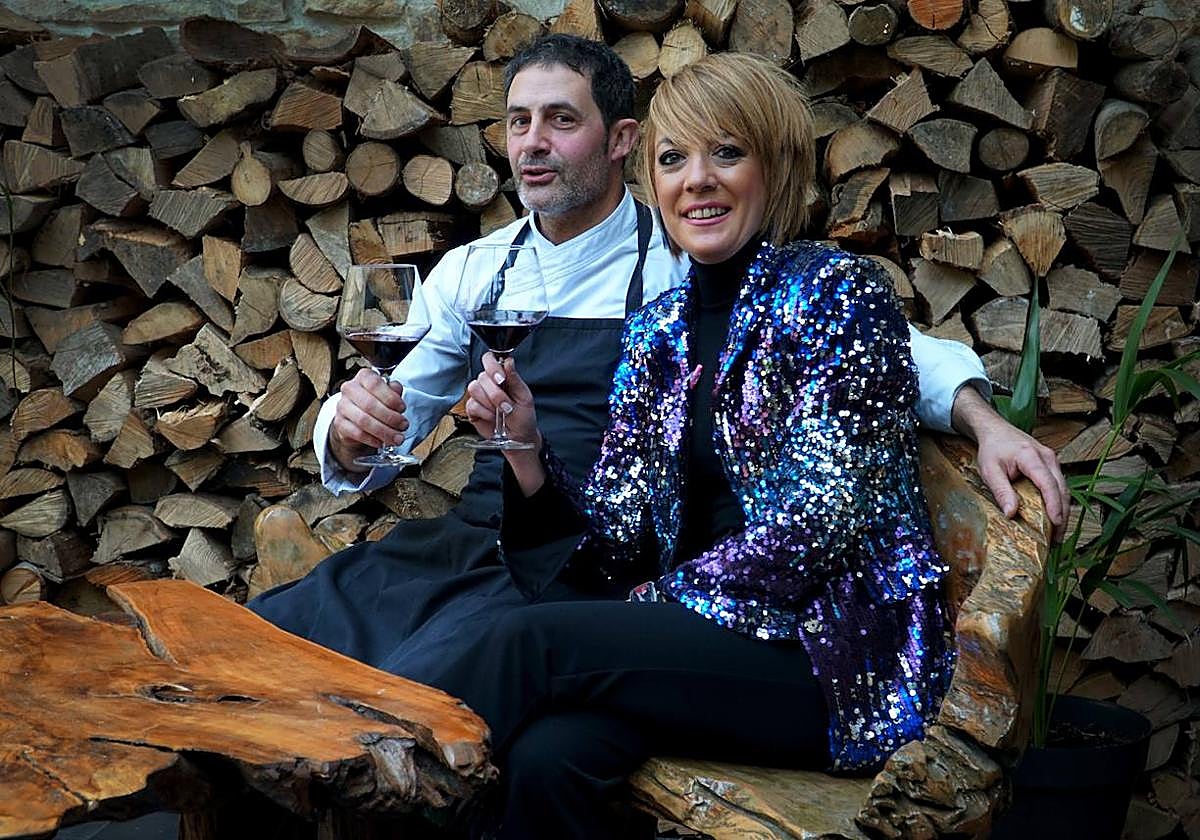 El cocinero Íñigo Fuertes e Izorne Luengo, gerente y jefa de sala del restaurante Akebaso.