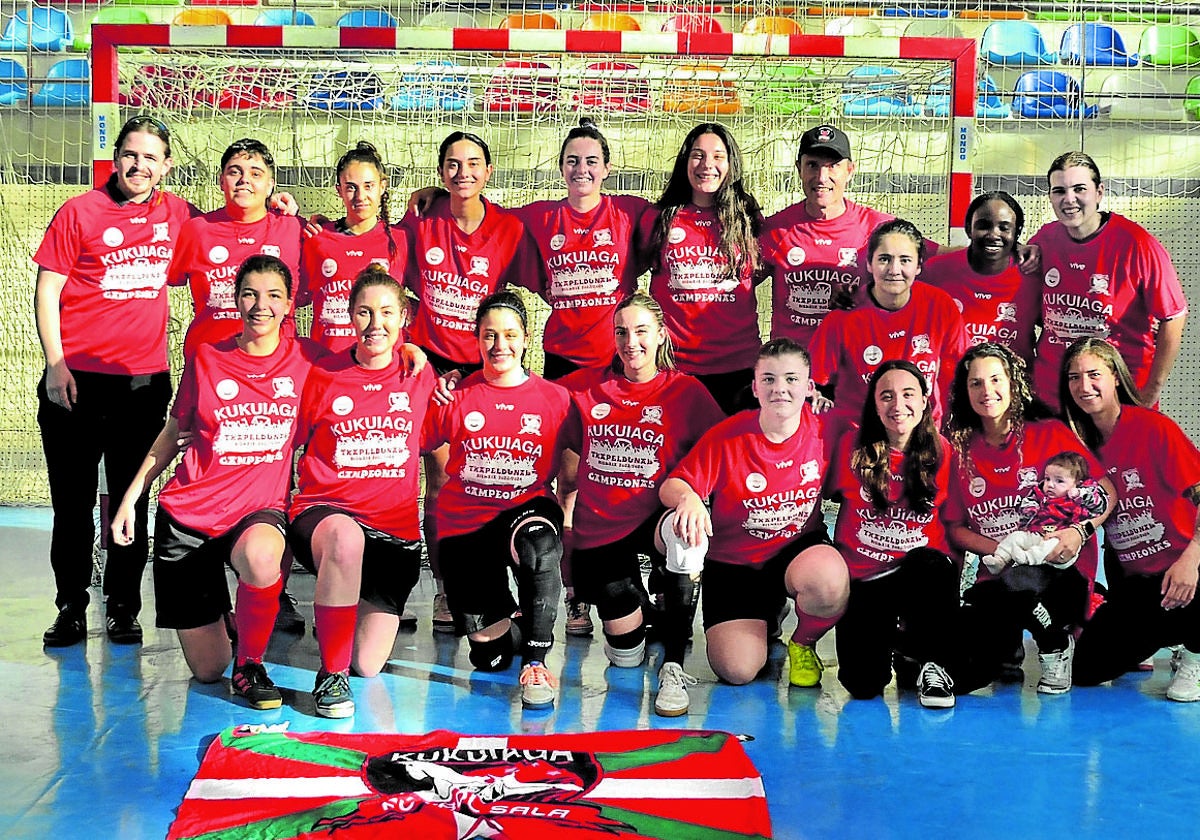 El conjunto femenino de fútbol sala junto al equipo técnico.