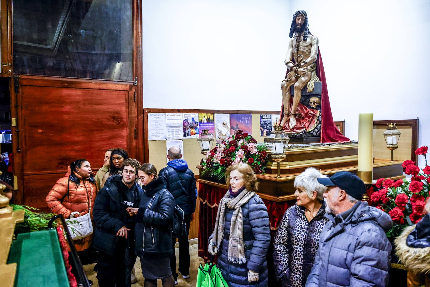 En imágenes: La lluvia obliga a suspender en Vitoria la Procesión del Silencio