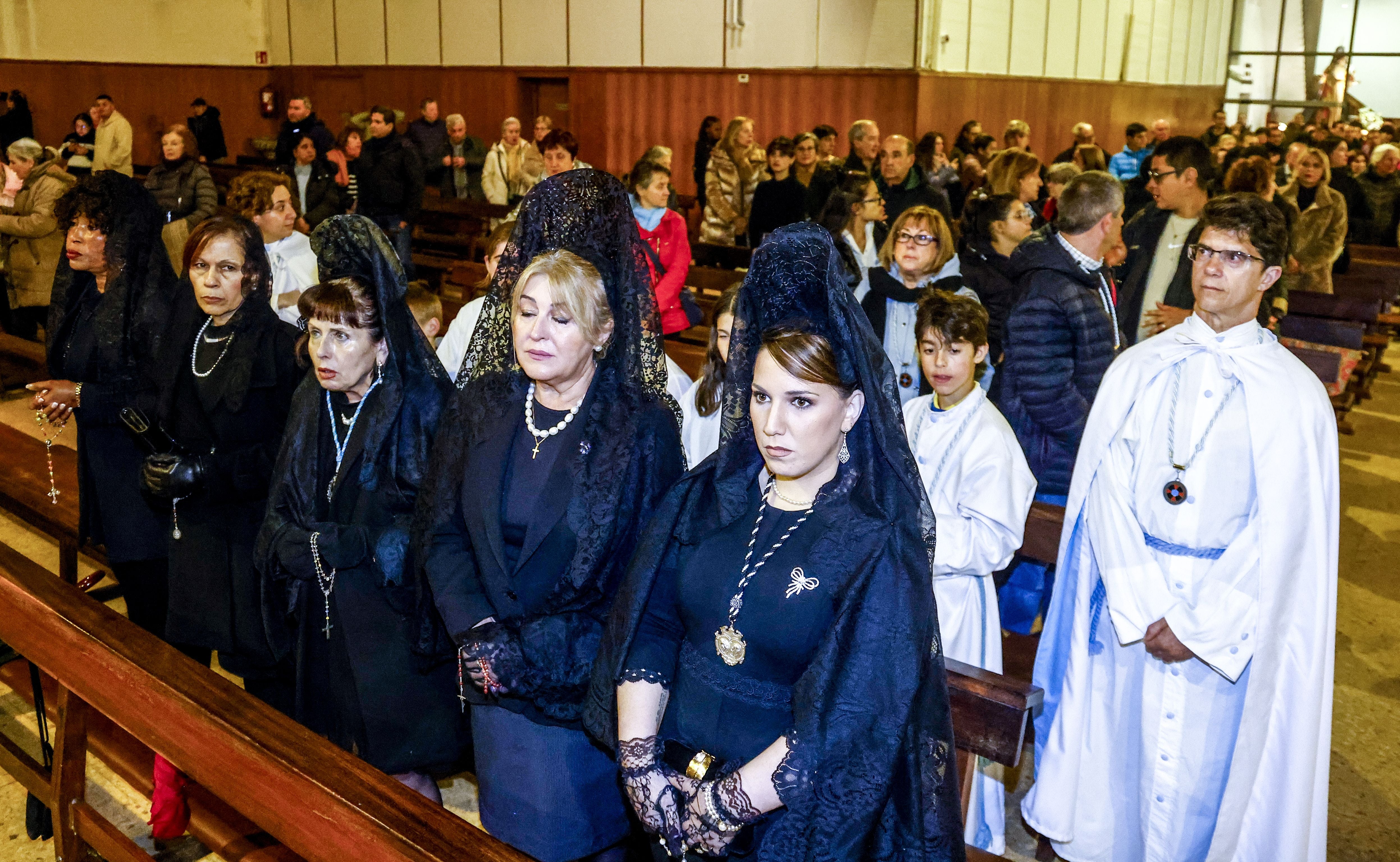 En imágenes: La lluvia obliga a suspender en Vitoria la Procesión del Silencio