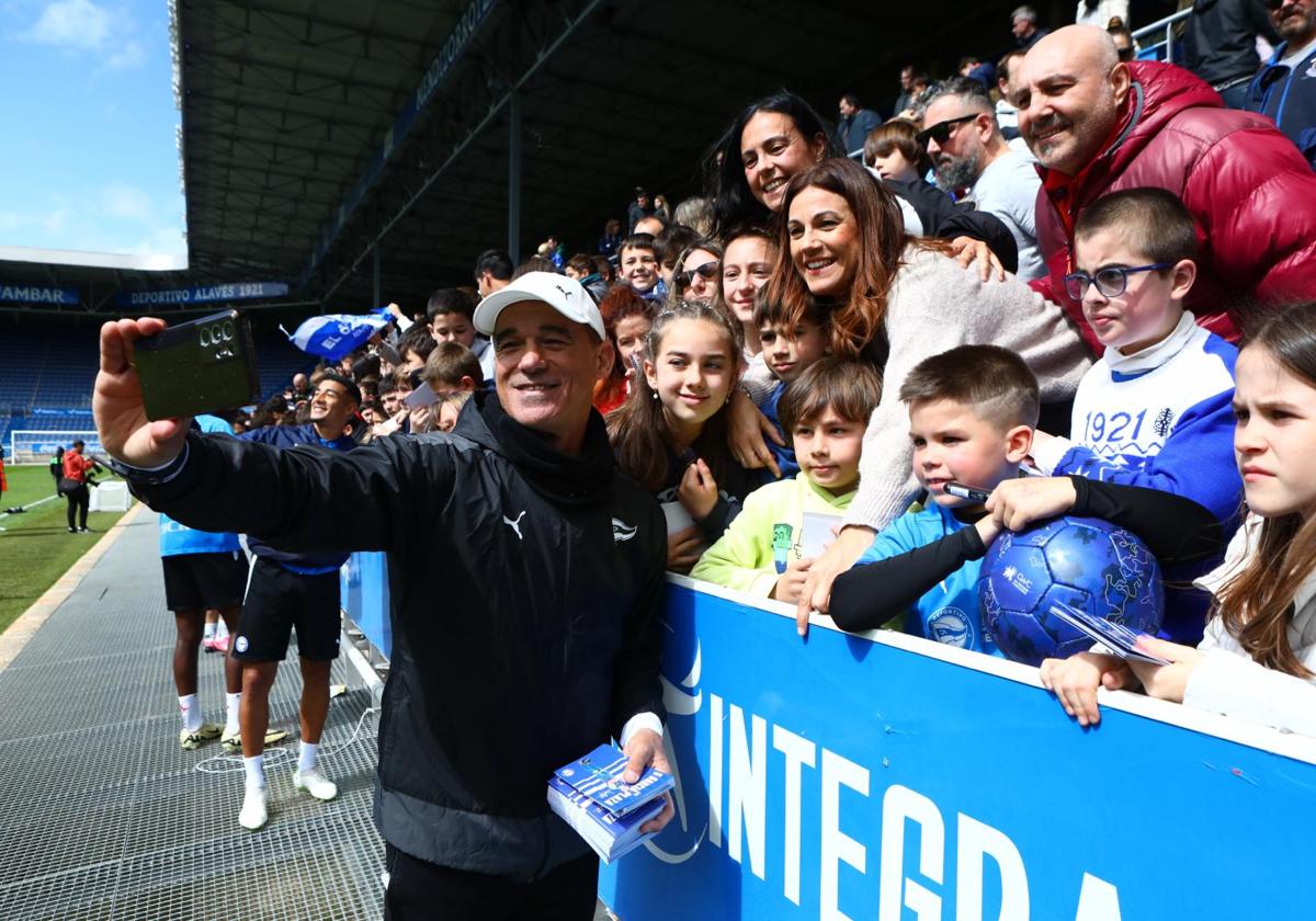 Luis García se fotografía con unos aficionados tras el entrenamiento.