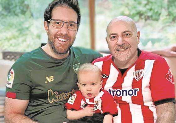 Alesander, su aita José Luis y su hijo Silas, vestidos del Athletic.