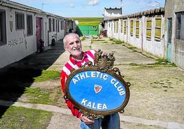 Barbolla, Segovia. Estebaranz posa en su antigua vaquería con la placa de la calle dedicada a su equipo del alma.