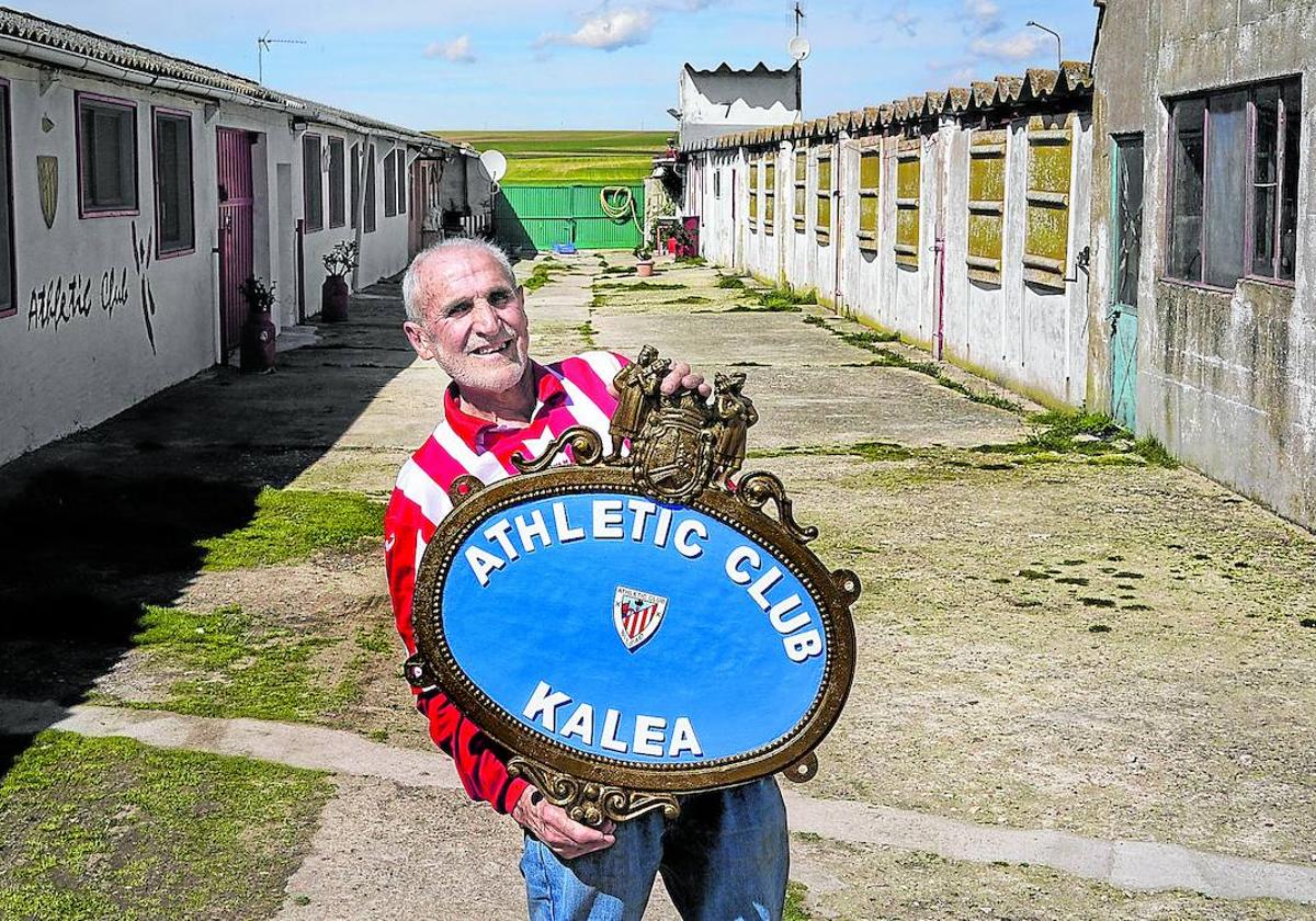 Barbolla, Segovia. Estebaranz posa en su antigua vaquería con la placa de la calle dedicada a su equipo del alma.