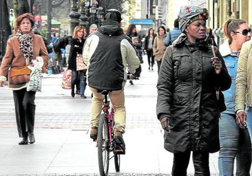 La multa por circular en bicicleta por la acera y zonas peatonales es de 200 euros.