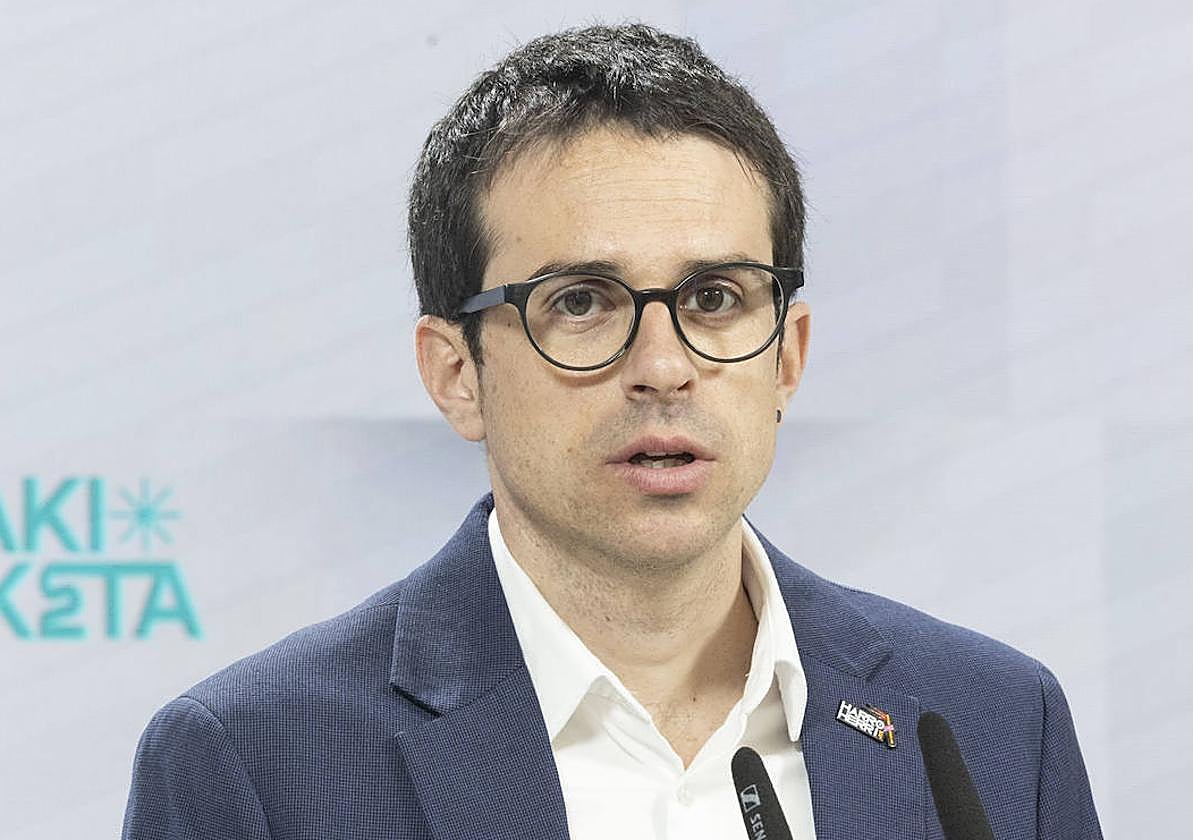 El candidato a lehendakari, Pello Otxandiano, en un acto de precampaña.