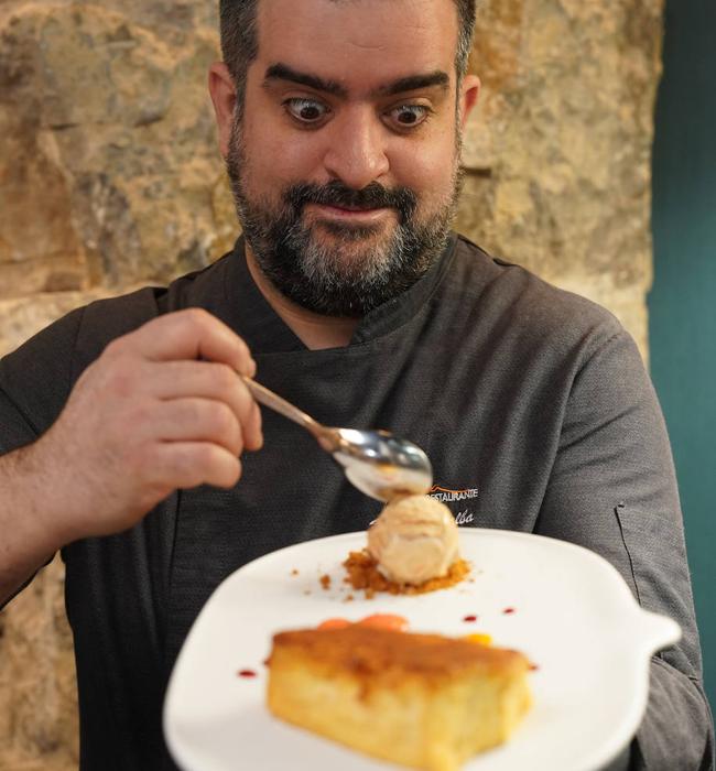 Héctor Grijalba, cocinero del Trueba con su tostada carnavalera.