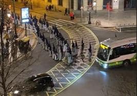 El vídeo viral de unos nazarenos y un bizkaibus en la Semana Santa de Bilbao: «¡Que los atropellan!»