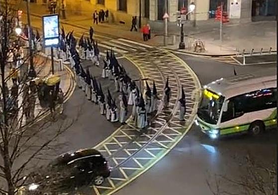 El vídeo viral de unos nazarenos y un bizkaibus en la Semana Santa de Bilbao: «¡Que los atropellan!»