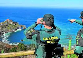 Miembros del equipo 'Pegaso' de la Guardia Civil vigilan San Juan de Gaztelugatxe, donde en los últimos tiempos ya han impuesto una multa.