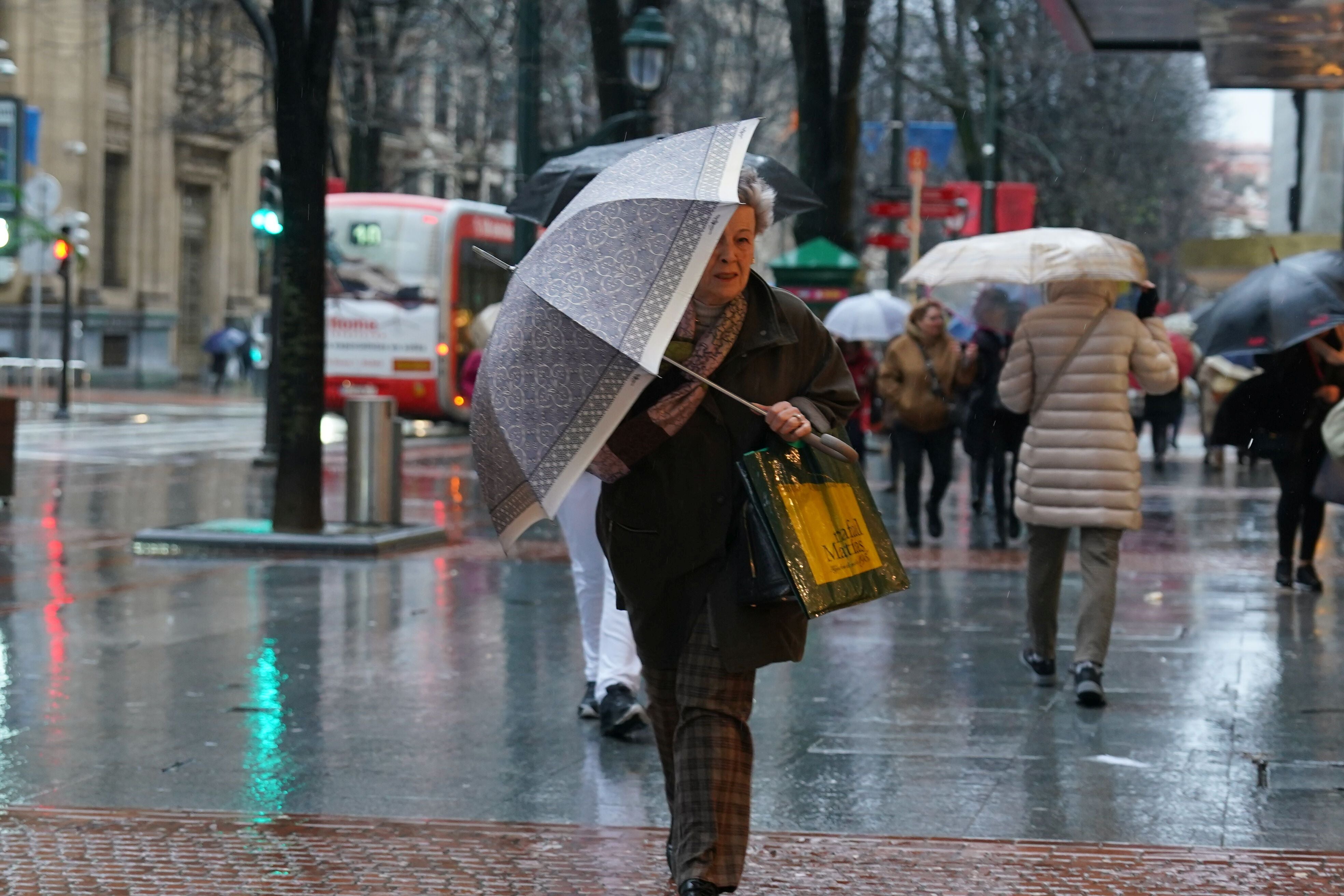 La lluvia amenaza el Sábado Santo: AEMET indica los lugares que tendrán que sacar los paraguas