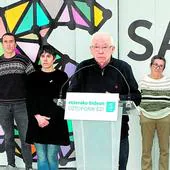 Joseba Azkarraga, durante la rueda de prensa de la red de apoyo a los reclusos de ETA.