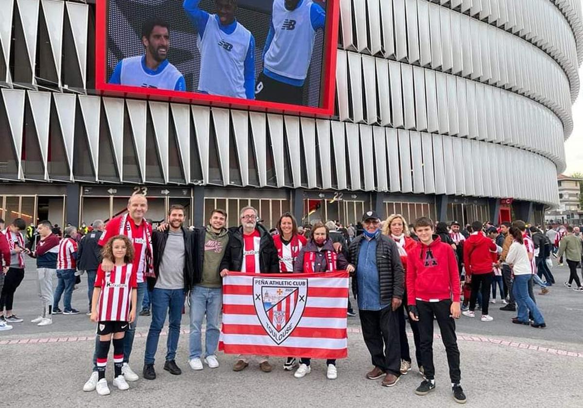 Josemi Sánchez, en el centro con la bandera, y sus compañeros de peña Toulouse en una visita a San Mamés