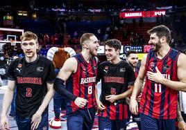 La alegría de Sedekerskis, Querejeta, Díez y Chiozza al término de un partido que acababa con la racha de cuatro derrotas consecutivas.