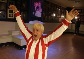 La Otxoa, con la camiseta del Athletic, en su histórico bar, traspasado en 2017.