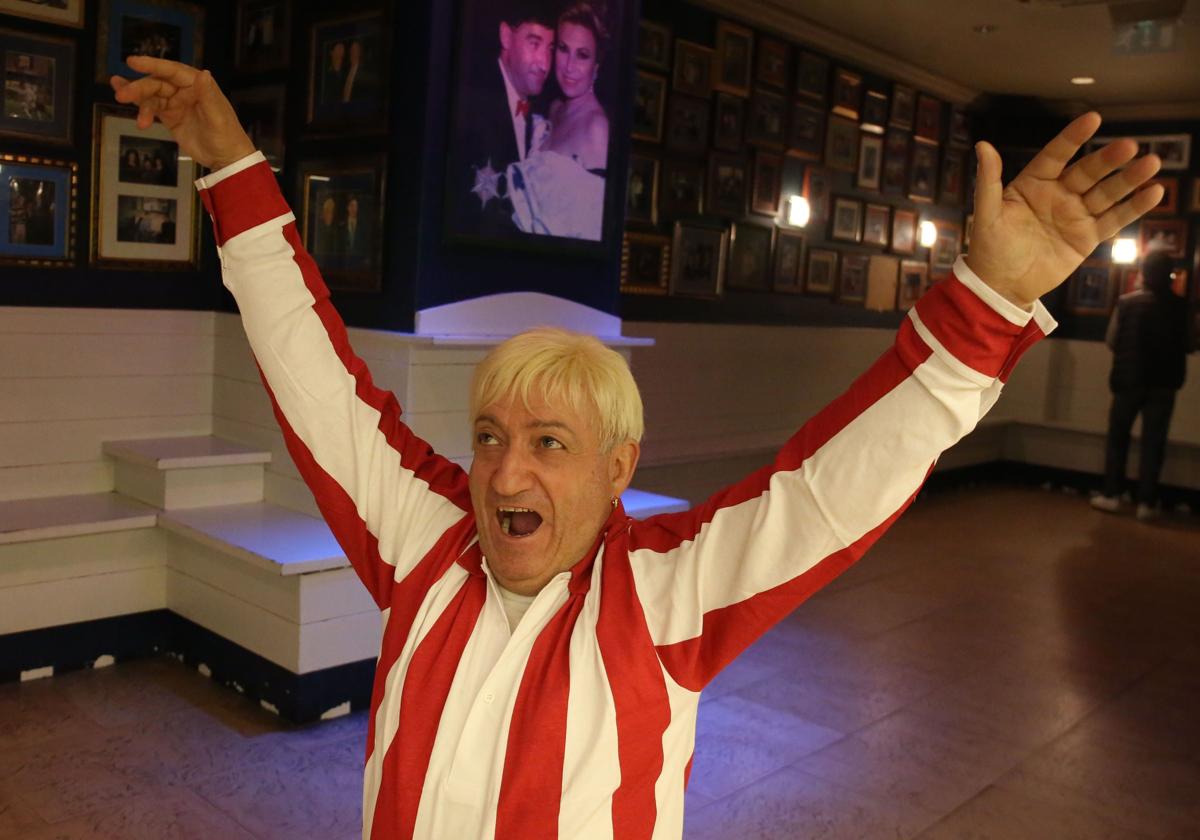 La Otxoa, con la camiseta del Athletic, en su histórico bar, traspasado en 2017.