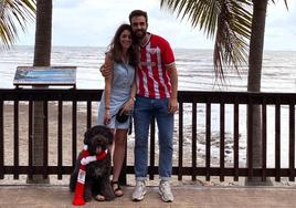 Álex, con su pareja María y su perro Limón