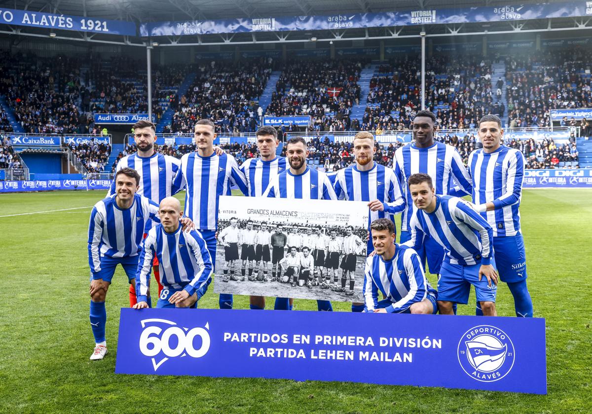 Los jugadores posan con una foto histórica y las camisetas retro con las que han festejado los 600 partidos del Alavés en Primera.