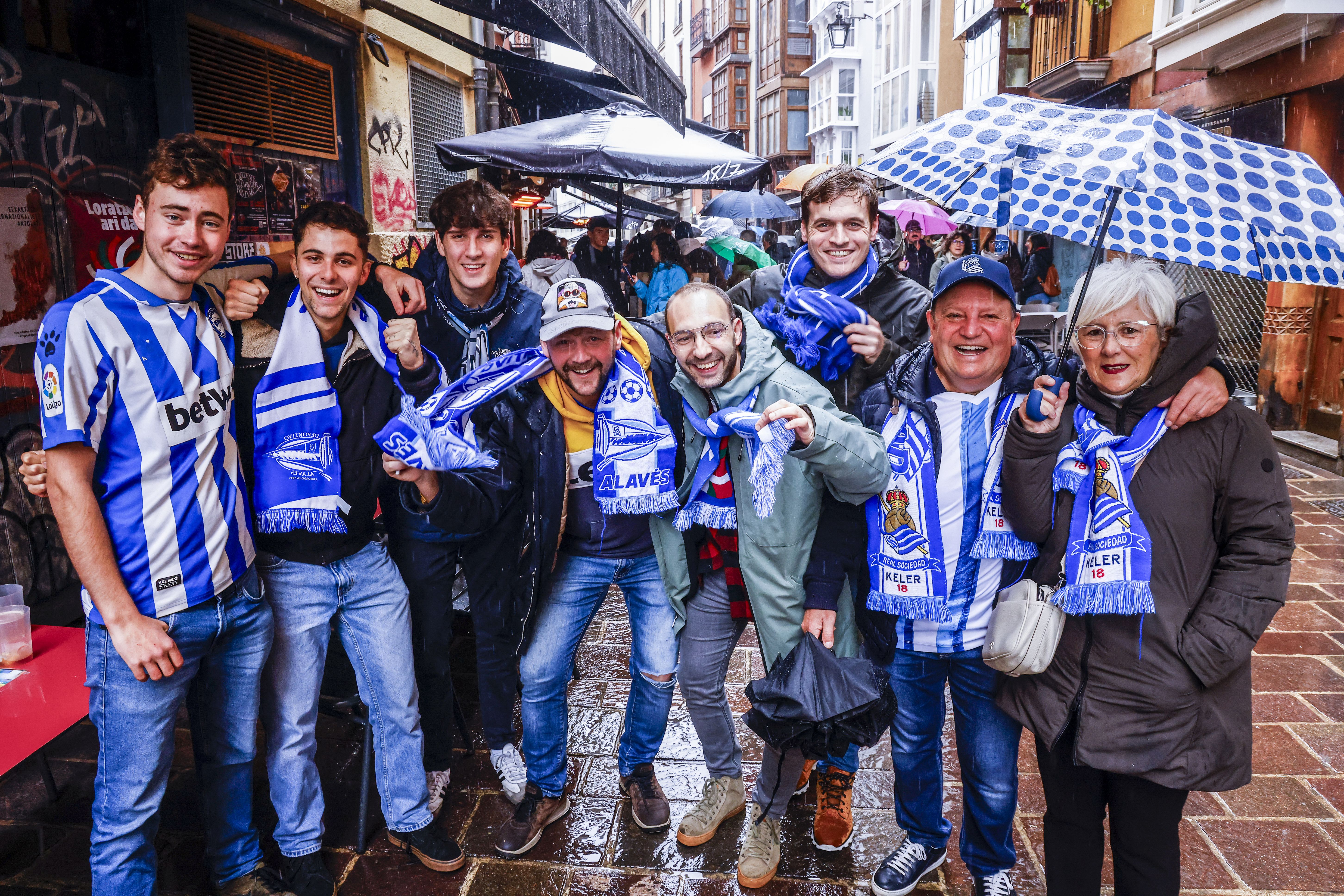 El hermanamiento entre las aficiones de Alavés y Real Sociedad, en imágenes