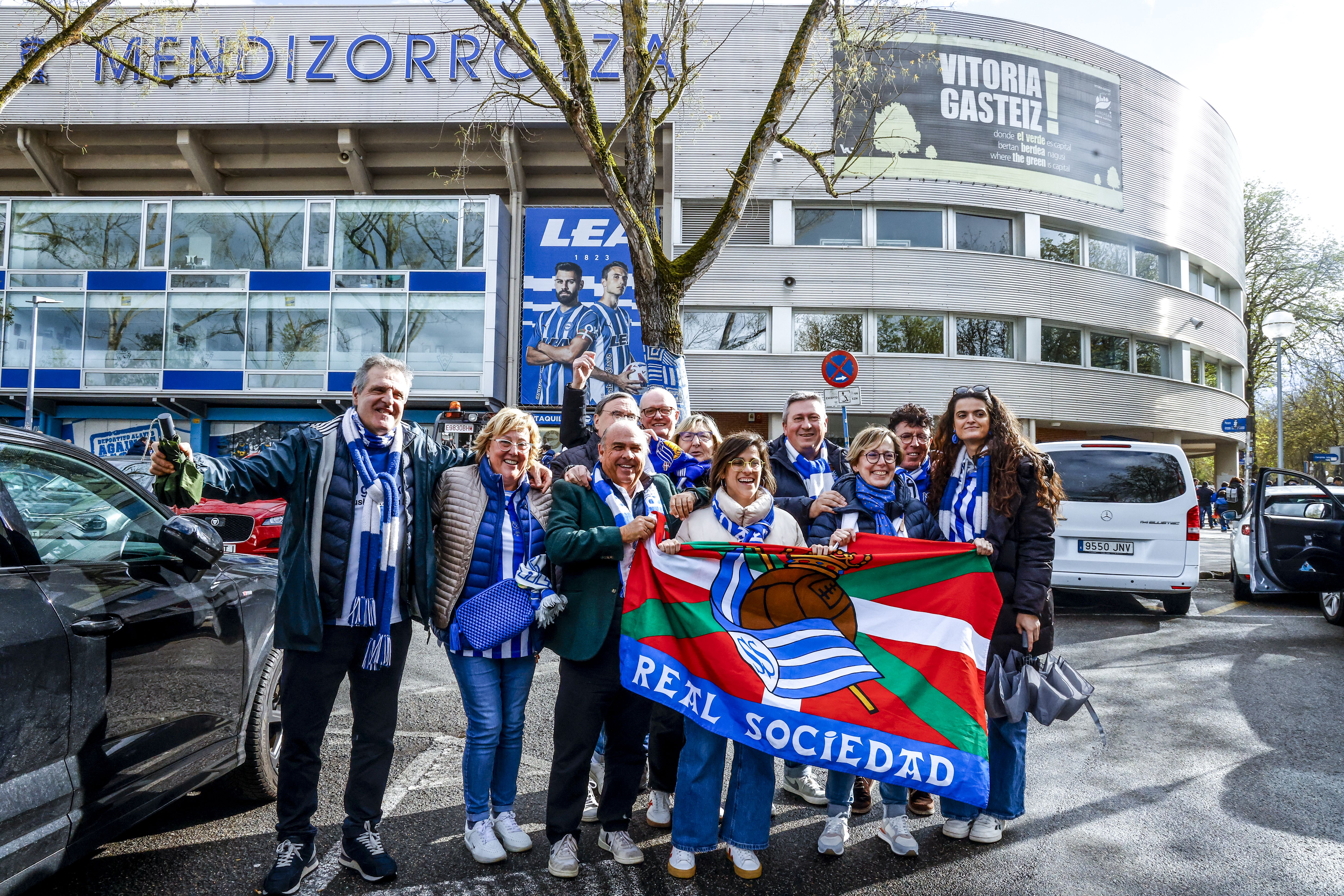 El hermanamiento entre las aficiones de Alavés y Real Sociedad, en imágenes