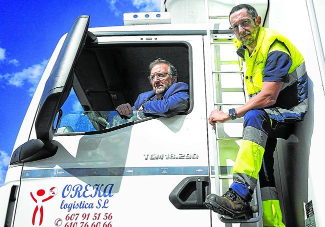 Marcos González y Joserra Atxutegi, subidos a un camión de la flota de Oreka Logística.