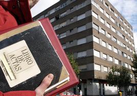 Un hombre ajeno a la información con un libro de actas.