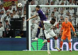 Iñaki Williams salta con Nacho.