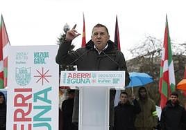 El coordinador general de EH Bildu, Arnaldo Otegi, este domingo durante su intervención en Pamplona por el Aberri Eguna.