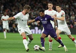 Yeray, ante Rodrygo, antes de retirarse lesionado en el Bernabéu.