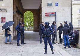 El domingo se intensificó la vigilancia en Vitoria con los jóvenes que participaron en las protestas.