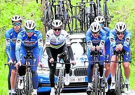 Evenepoel, con el arcoíris, en el reconocimiento de ayer.