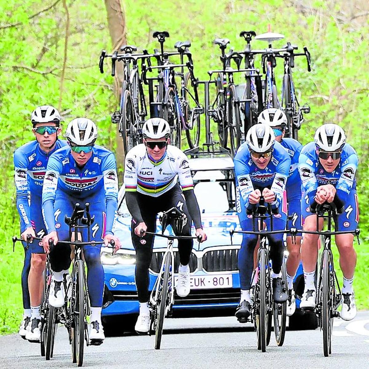 Evenepoel, con el arcoíris, en el reconocimiento de ayer.