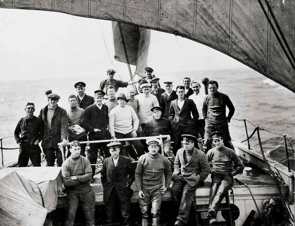 Imagen principal - El grupo de expedicionarios posa en la cubierta del 'Endurance' para una foto de grupo. Era el comienzo de la expedición y el barco navegaba hacia la Antártida para cruzar posteriormente a pie el continente helado.